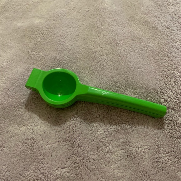 🍋Stoli metal fruit squeezer🍋 - Picture 3 of 7